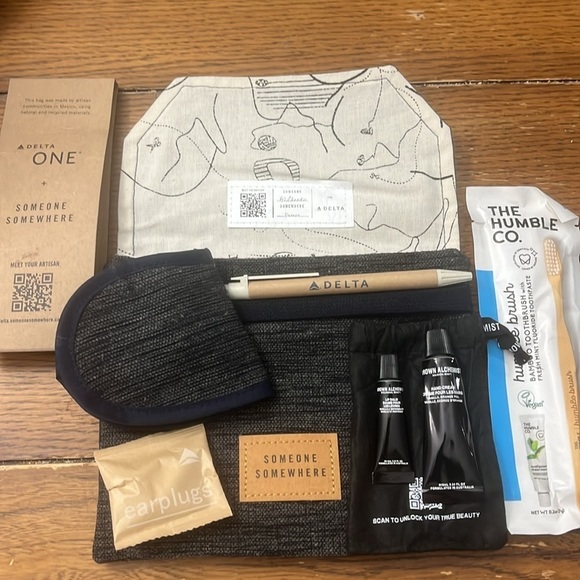 Delta ONE Someone Somewhere Bags (6)
Sold together - Picture 6 of 11